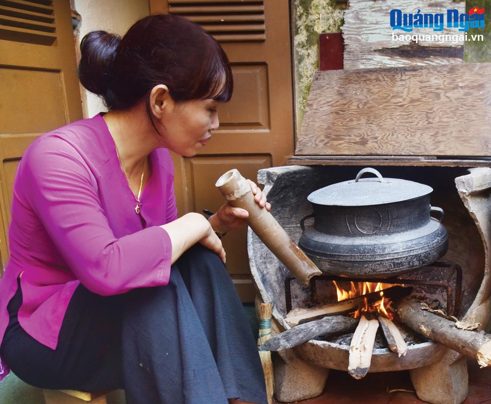 Ống giang thổi lửa là vật dụng quen thuộc trong căn bếp của nhiều gia đình
 ở nông thôn ngày xưa.
