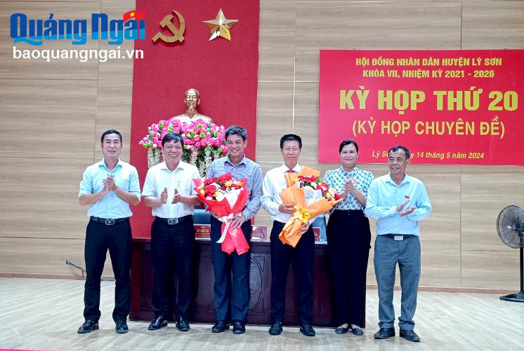 + Lãnh đạo huyện Lý Sơn tặng hoa chúc mừng đồng chí Nguyễn Đạo (áo trắng cầm hoa) được bầu giữ chức Phó Chủ tịch UBND huyện Lý Sơn.