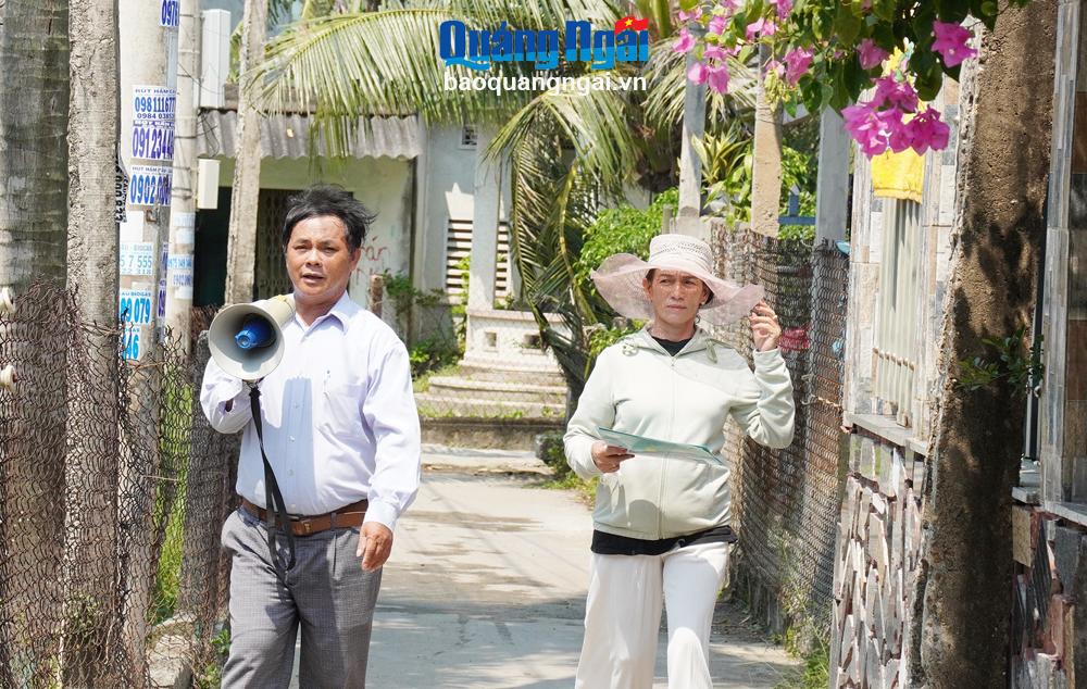 Công tác tuyên truyền về chống khai thác bất hợp pháp, không theo quy định đang được đẩy mạnh ở các ngôi làng của phường Phổ Thạnh.
