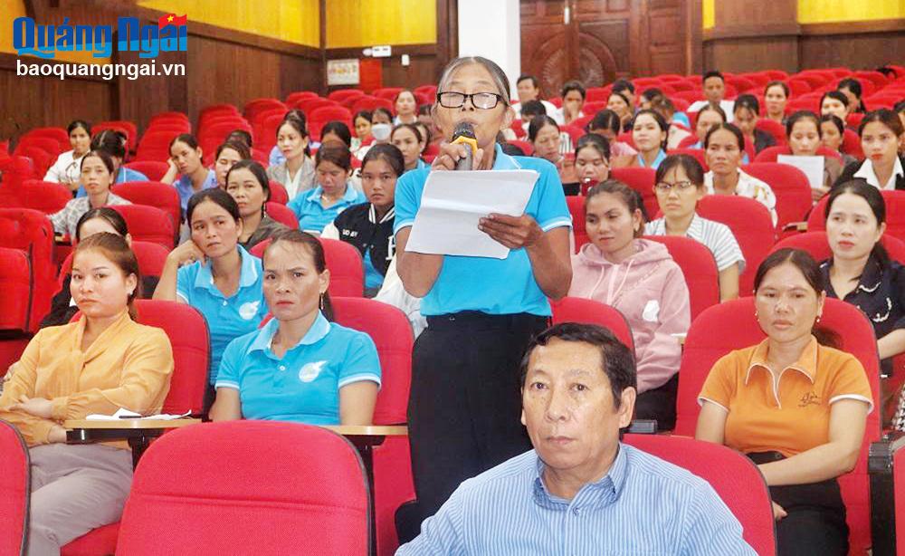 Hội viên Hội LHPN thị trấn Ba Tơ nêu kiến nghị tại buổi đối thoại giữa Bí thư Huyện ủy Ba Tơ với hội viên hội nông dân và hội LHPN các xã, thị trấn trên 
địa bàn huyện, vào tháng 9/2023.            	                                             Ảnh: TẤN MINH