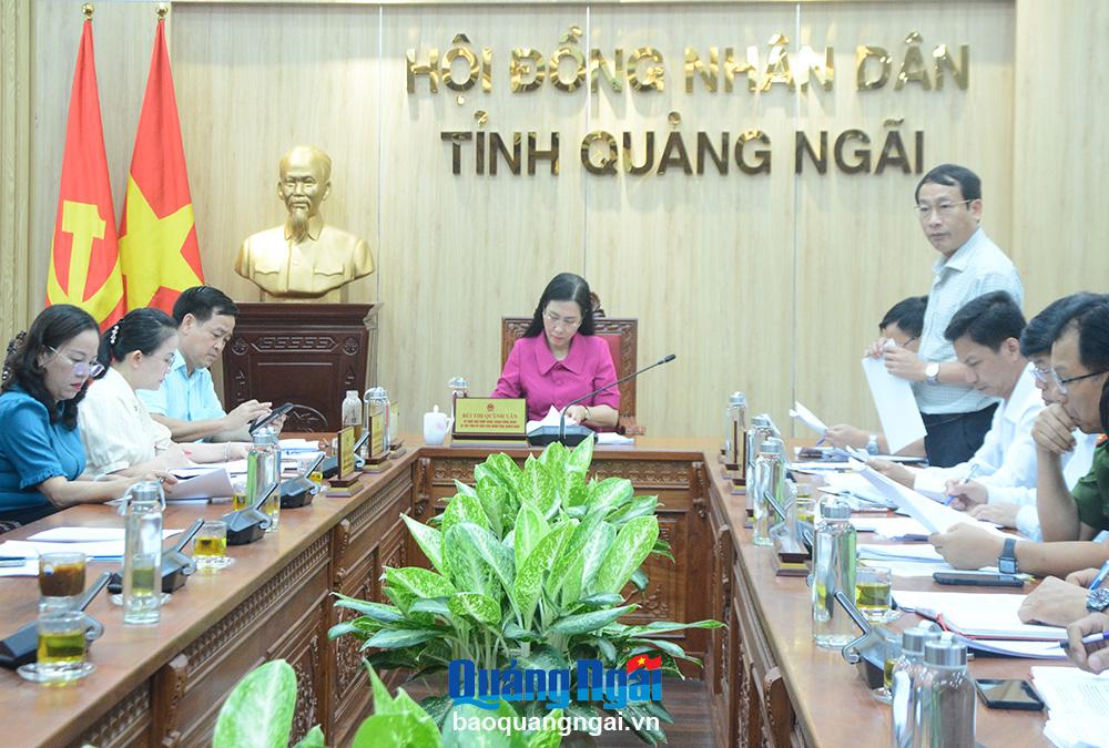  Đại tá Trần Văn Mạnh - Phó Giám đốc Công an tỉnh trao đổi tại cuộc họp.