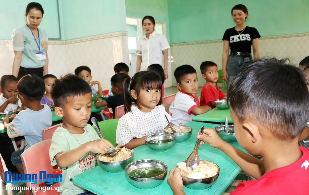 Những bữa cơm đầy đủ chất dinh dưỡng ở điểm trường mầm non Làng Vào, xã Ba Bích (Ba Tơ).