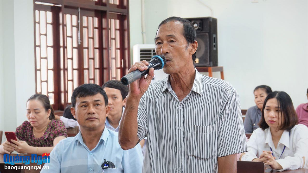Cử tri phường Lê Hồng Phong kiến nghị tại buổi tiếp xúc.