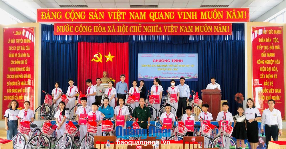 Tặng quà cho học sinh nghèo xã Nghĩa Thương, huyện Tư Nghĩa.