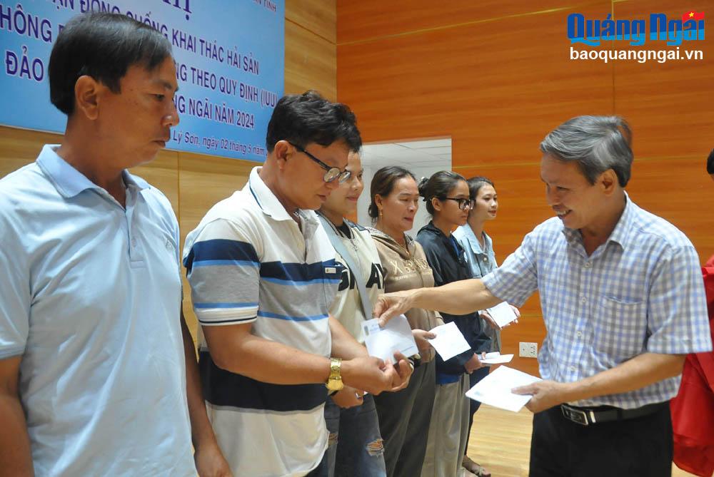 Phó trưởng Ban Dân vận Tỉnh ủy Trần Ngọc Nguyên tặng quà cho ngư dân.