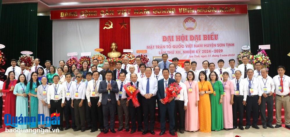 Các vị Ủy viên Ủy ban MTTQ Việt Nam huyện Sơn Tịnh khoá XII, nhiệm kỳ 2024 – 2029 ra mắt đại hội. 