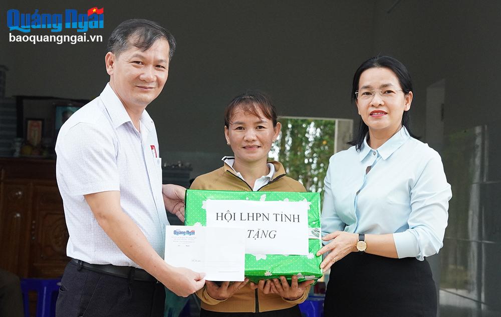 Đại diện Báo Quảng Ngãi và Hội LHPN tỉnh tặng quà cho gia đình chị Liễu.