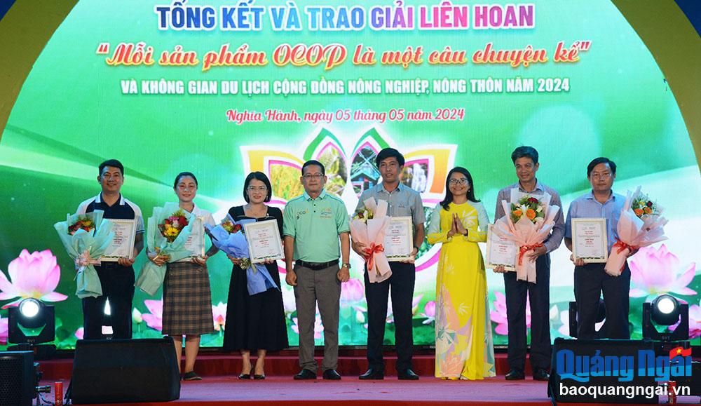 Ban tổ chức trao giải  cho các đơn vị tham gia Liên hoan “Mỗi sản phẩm OCOP là một câu chuyện kể”.