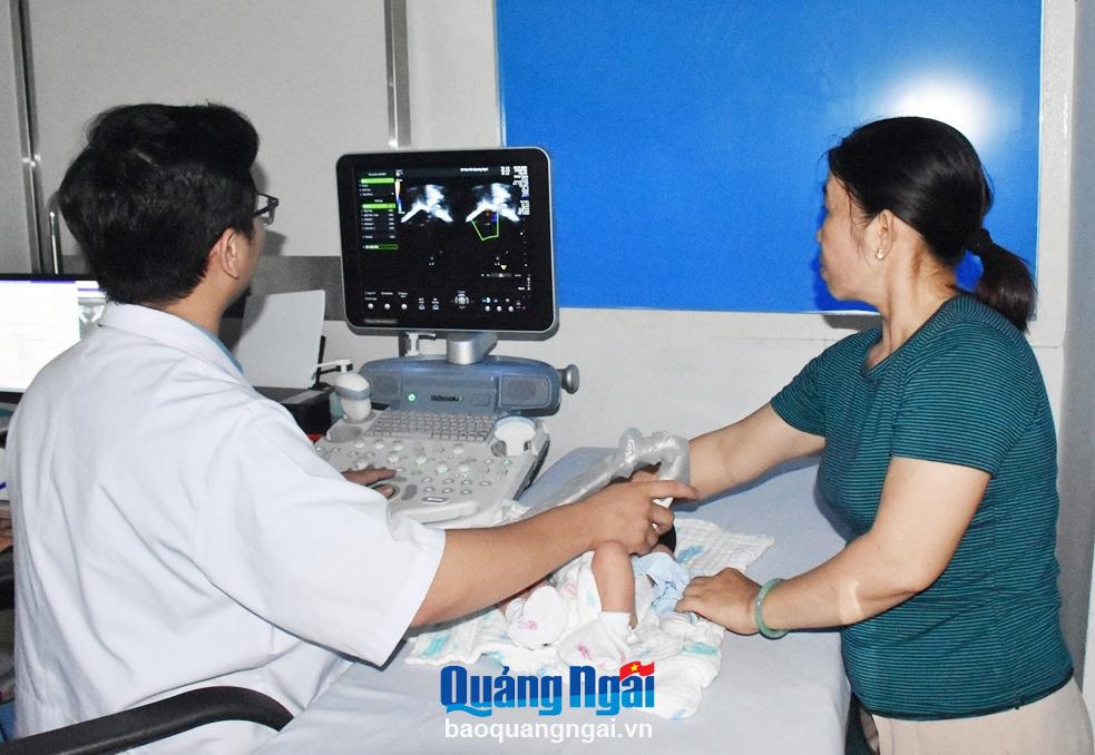 Bác sĩ Nguyễn Lê Minh Thạnh siêu âm tim sàng lọc cho trẻ sơ sinh tại bệnh viện Sản - Nhi tỉnh.