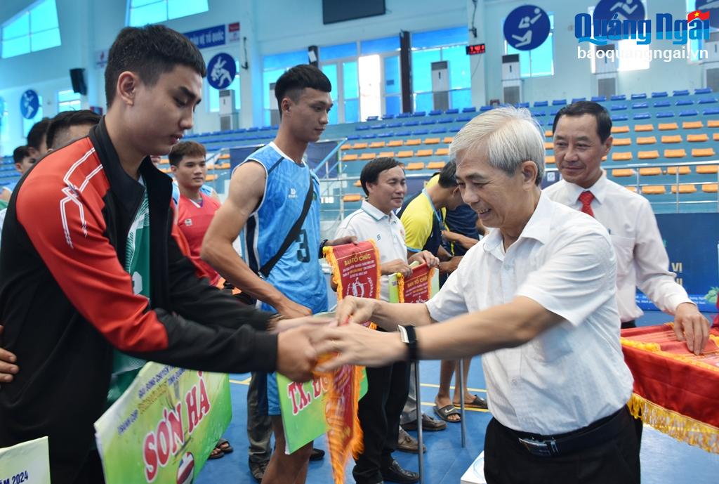 Chủ tịch Hội Nông dân tỉnh Võ Văn Lãm trao cờ lưu niệm cho các đội tham gia thi đấu.