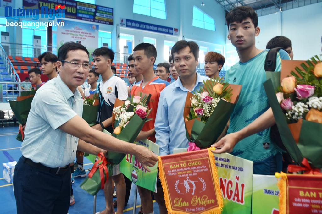 Phó Chủ tịch Ủy ban MTTQ Việt Nam tỉnh Trần Hòa trao cờ lưu niệm cho các đội tham gia thi đấu.