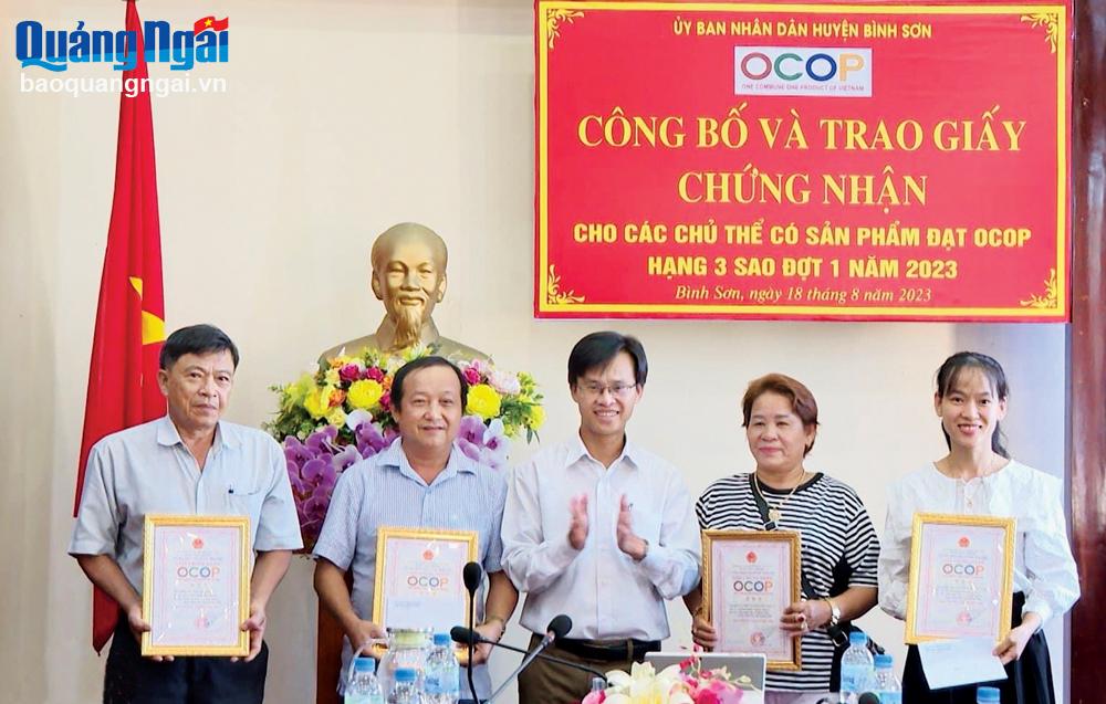 Huyện Bình Sơn trao chứng nhận cho các chủ thể có sản phẩm đạt OCOP 3 sao năm 2023. 
Ảnh: Nguyên Hương