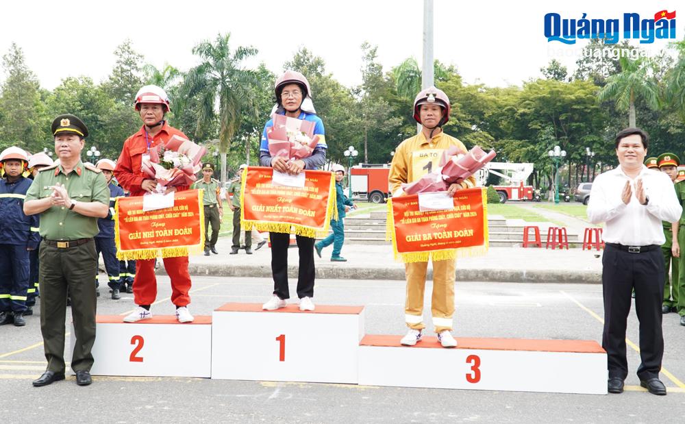 Phó Chủ tịch UBND tỉnh Trần Phước Hiền và lãnh đạo Công an tỉnh trao giải nhất, nhì, ba toàn đoàn cho các dơn vị.