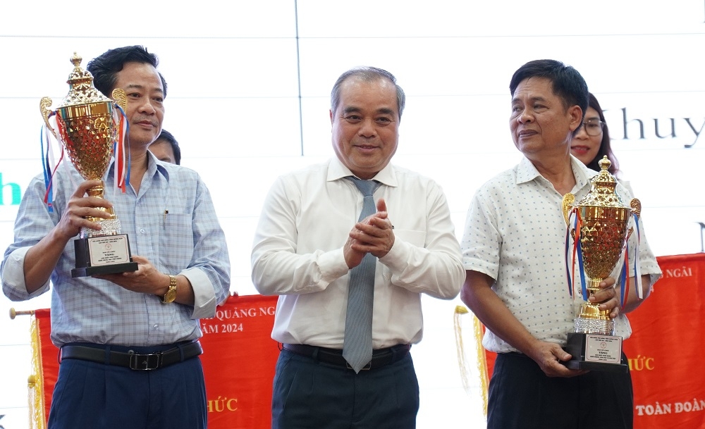 Phó Chủ tịch Thường trực UBND tỉnh Trần Hoàng Tuấn trao giải Nhất toàn đoàn cho Phòng GD&ĐT TP.Quảng Ngãi và Trường THPT Trần Quốc Tuấn. 