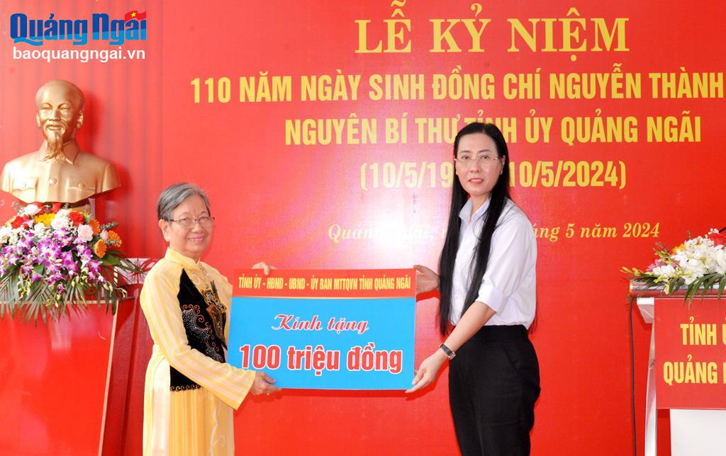 Ủy viên Trung ương Đảng, Bí thư Tỉnh ủy, Chủ tịch HĐND tỉnh Bùi Thị Quỳnh Vân trao bảng tượng trưng tặng 100 triệu đồng cho gia đình đồng chí Nguyễn Thành Nghi.