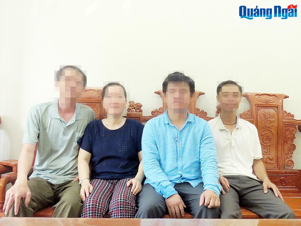 Tác giả (bên trái) cùng vợ và hai người anh đồng hành trong quá trình điều trị bệnh.   