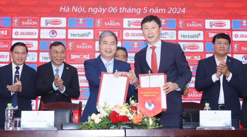 
Ông Kim Sang Sik ký hợp đồng với VFF làm huấn luyện viên đội tuyển Việt Nam. Ảnh: DUY ĐỨC/VOV