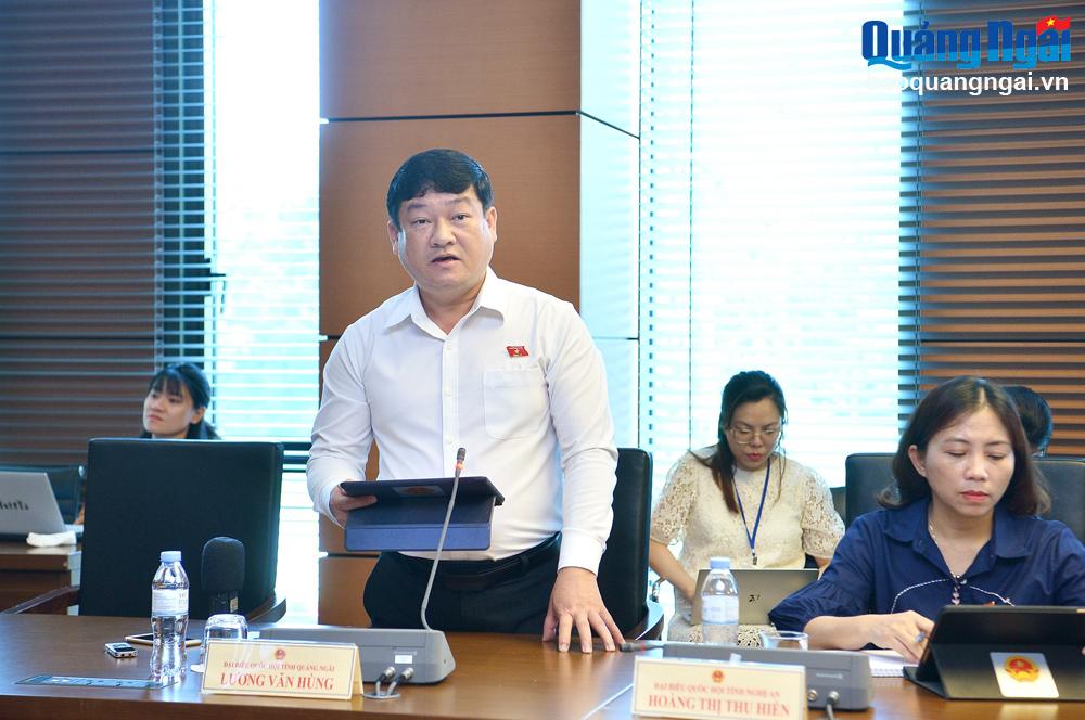 Phó Chánh án TAND tỉnh Lương Văn Hùng phát biểu tại buổi thảo luận. (Ảnh: V.TÂN)