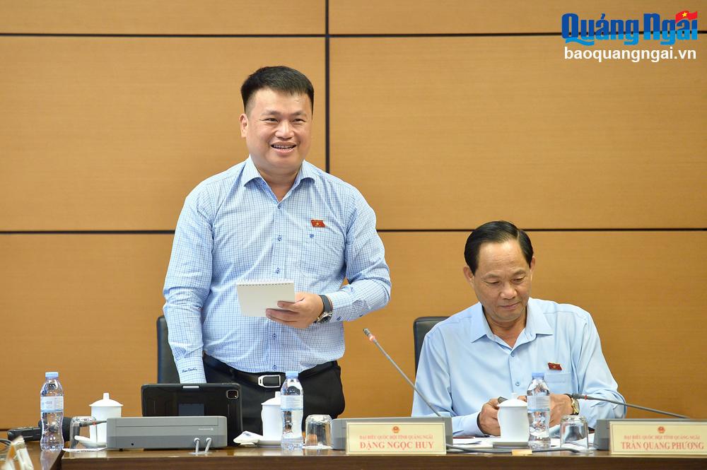 Phó Bí thư Thường trực Tỉnh ủy, Trưởng đoàn ĐBQH tỉnh Đặng Ngọc Huy phát biểu tại buổi thảo luận. (Ảnh: V.TÂN)