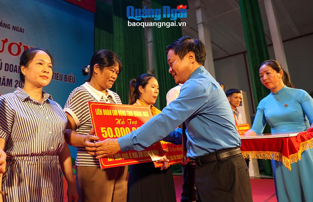 Chủ tịch LĐLĐ tỉnh Nguyễn Phúc Nhân trao bảng tượng trưng hỗ trợ xây nhà mái âm Công đoàn cho đoàn viên.
