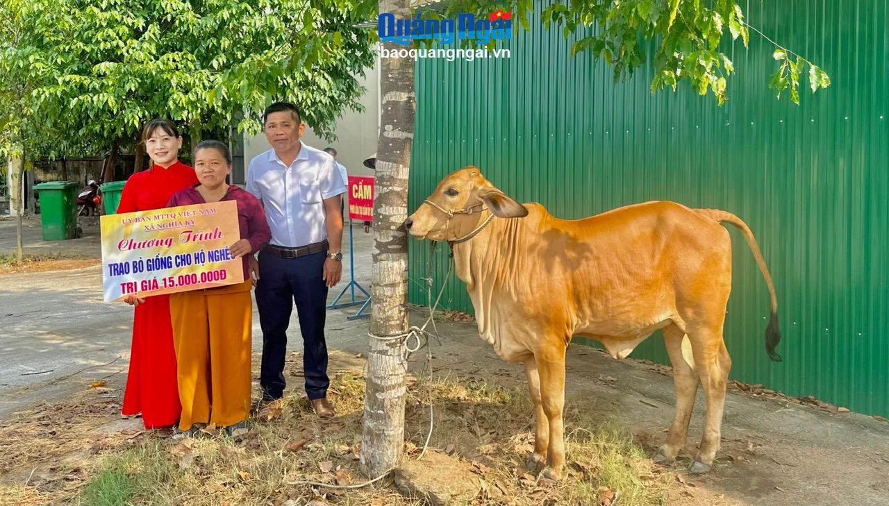 Trao bò giống cho hộ chị Nguyễn Thị Mỹ Hiếu ở xóm 3, thôn Xuân Phổ Đông, xã Nghĩa Kỳ.
