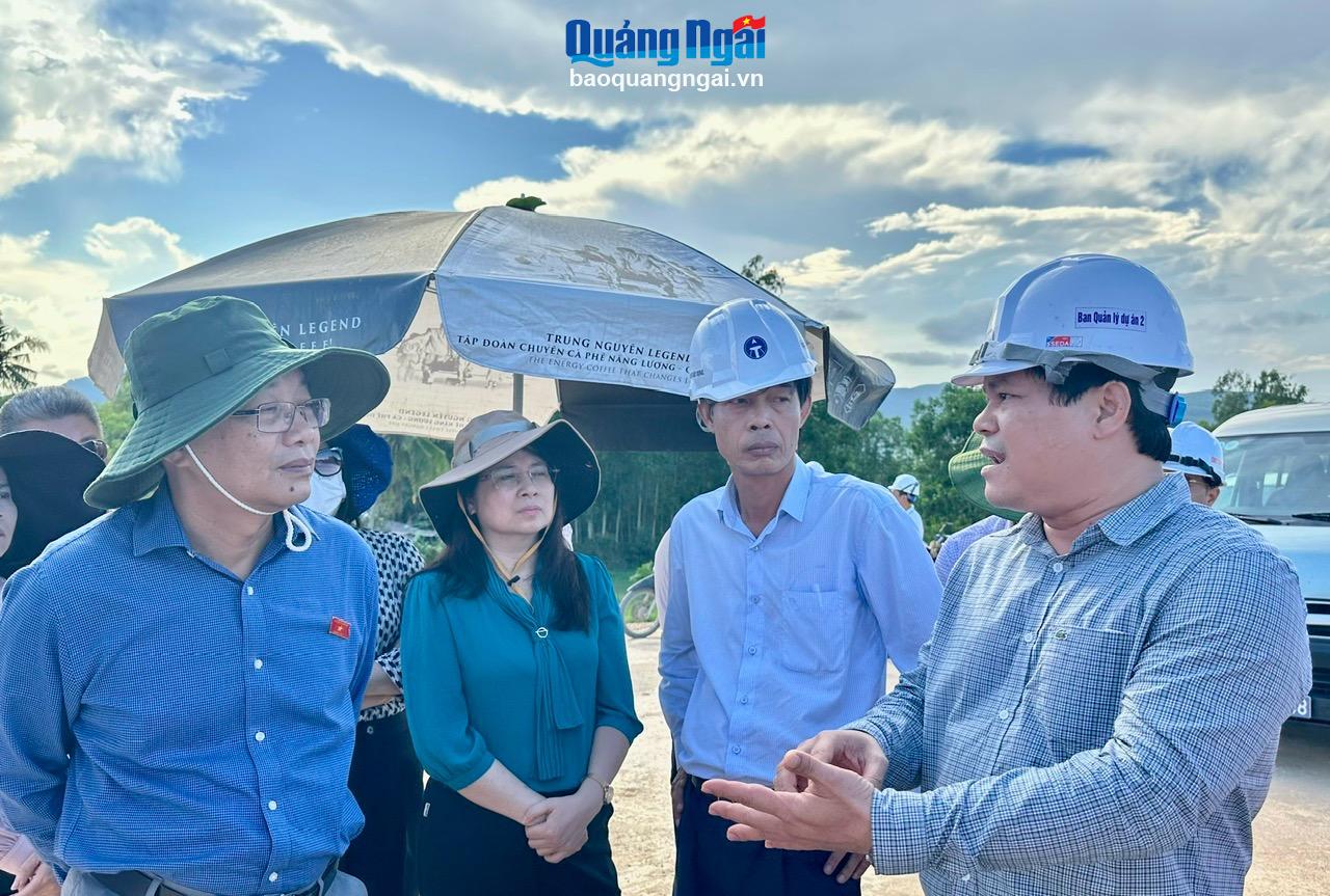 Phó Chủ tịch UBND tỉnh Trần Phước Hiền báo cáo với Đoàn công tác về tình hình giải phóng mặt bằng, cấp mỏ vật liệu thi công cao tốc Bắc - Nam đoạn qua Quảng Ngãi.