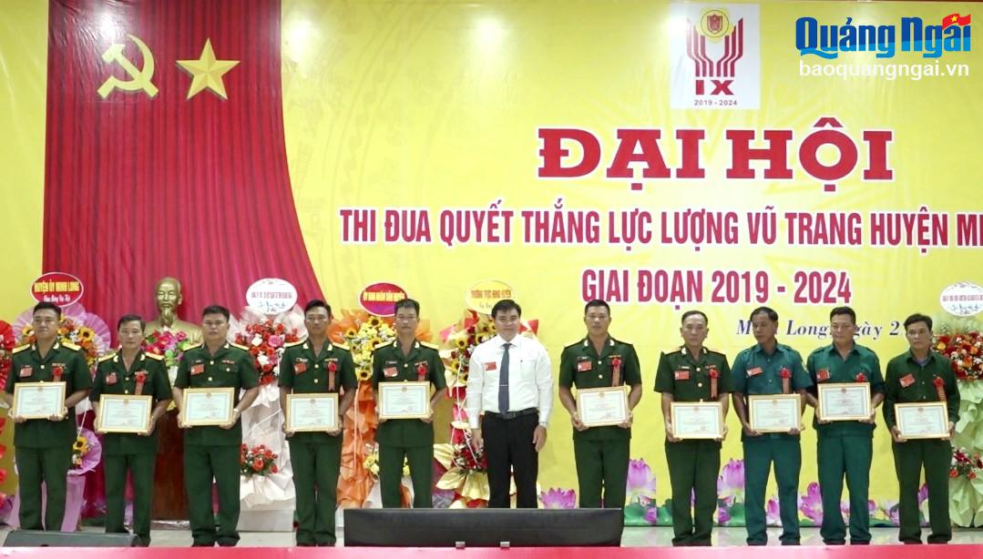 Khen thưởng cho các cá nhân có thành tích trong phong trào thi đua quyết thắng huyện Minh Long.