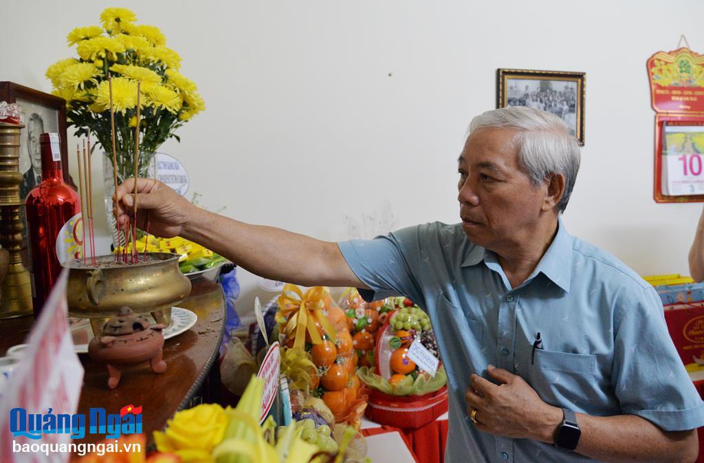 Nguyên Ủy viên Trung ương Đảng, nguyên Bí thư Tỉnh uỷ Võ Đức Huy dâng hương.