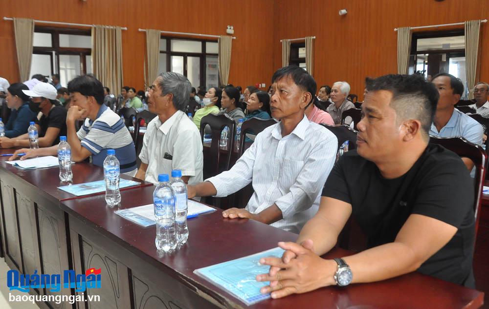 Đông đảo ngư dân huyện Lý Sơn tham dự buổi tuyên truyền.