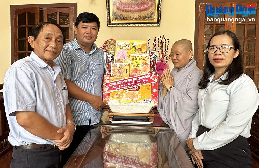 Phó Chủ tịch Ủy ban MTTQ Việt Nam tỉnh Bùi Đức Thọ thăm, chúc mừng chùa Phổ Thiện, xã Hành Trung (Nghĩa Hành).