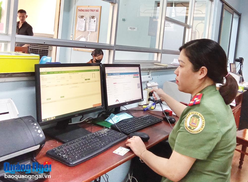 Cán bộ Phòng Quản lý xuất nhập cảnh (Công an tỉnh) xử lý hồ sơ trực tuyến trên Cổng Dịch vụ công Bộ Công an.  		               Ảnh: Đình Khải 