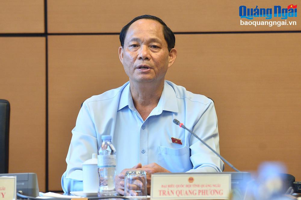 Thượng tướng Trần Quang Phương - Phó Chủ tịch Quốc hội trao đổi tại buổi thảo luận. (Ảnh: V.TÂN)