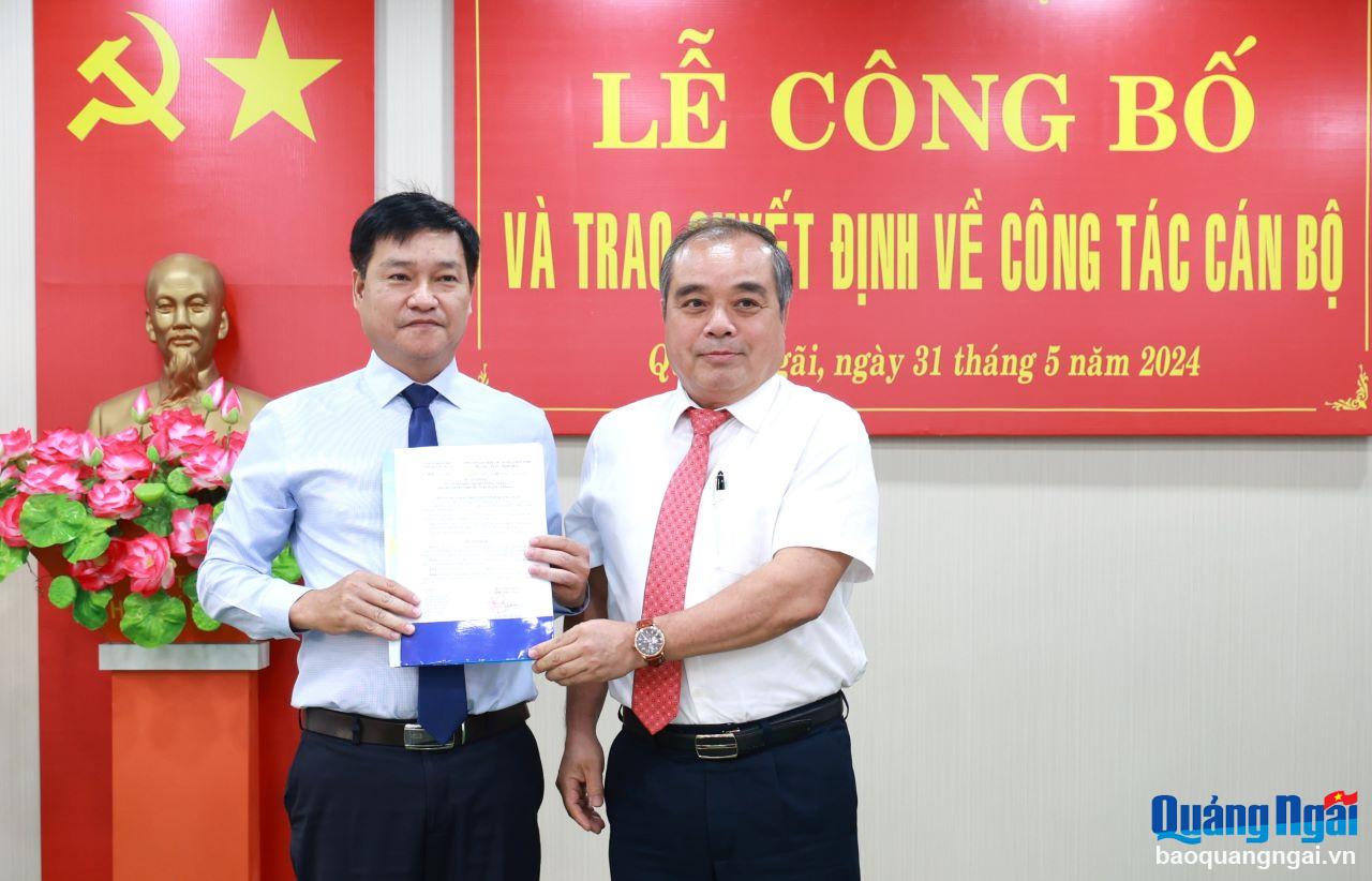 Phó Chủ tịch Thường trực UBND tỉnh Trần Hoàng Tuấn trao Quyết định bổ nhiệm Phó Giám đốc Sở KH&ĐT.