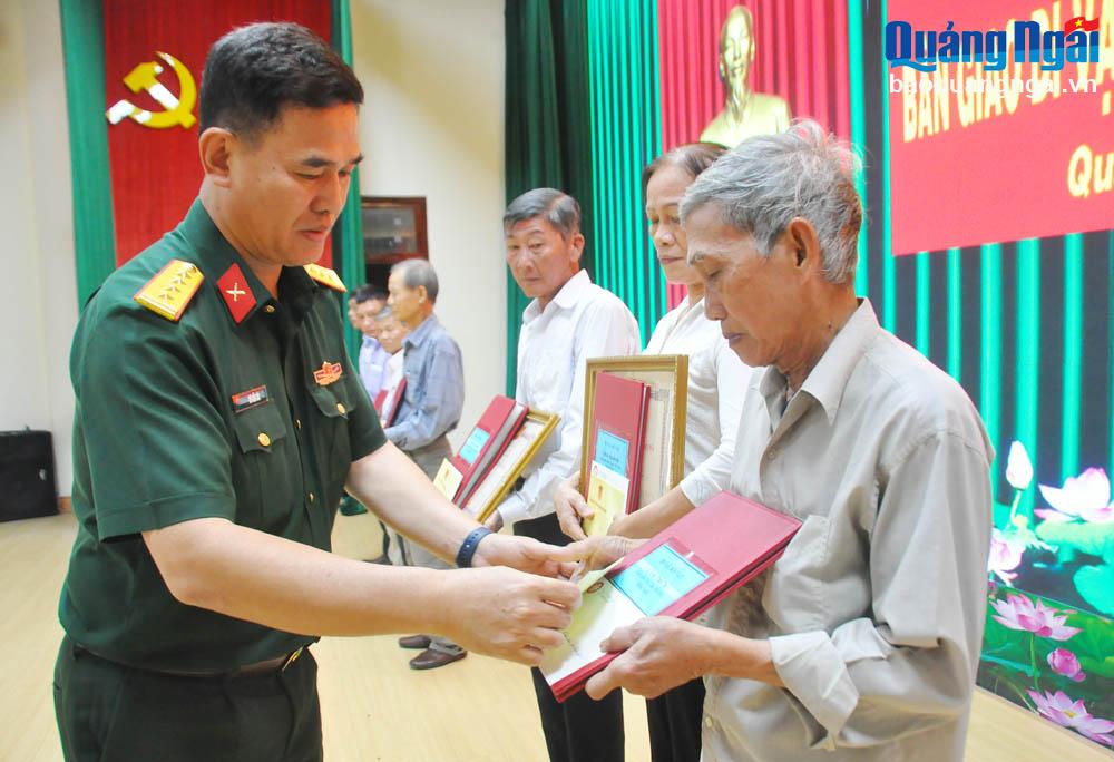 Đại tá Võ Tấn Tài - Chỉnh ủy Bộ CHQS tỉnh tặng quà cho thân nhân các liệt sĩ.