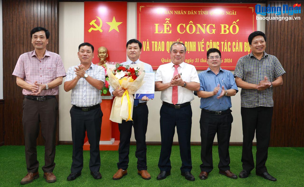 Lãnh đạo tỉnh và Sở KH&ĐT tặng hoa chúc mừng đồng chí Nguyễn Đức Thạnh.