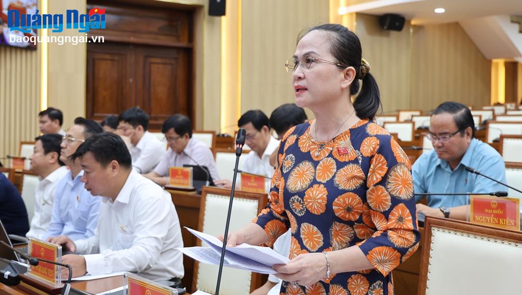 rưởng ban Kinh tế - Ngân sách HĐND tỉnh Nguyễn Thị Phương Thảo báo cáo thẩm tra các tờ trình tại kỳ họp.