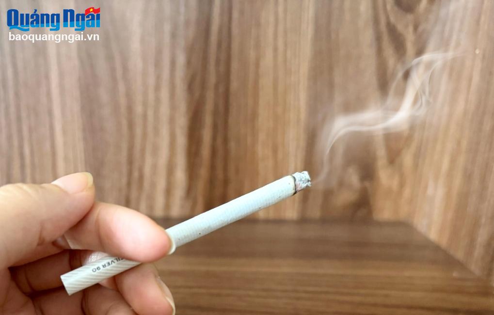 Khói thuốc lá có hại cho sức khỏe.