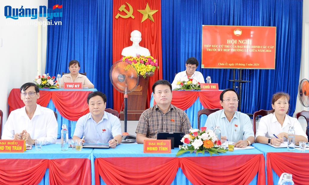 Các đại biểu HĐND tỉnh, huyện Bình Sơn và thị trấn Châu Ổ tham gia tiếp xúc cử tri vào chiều 10/5.