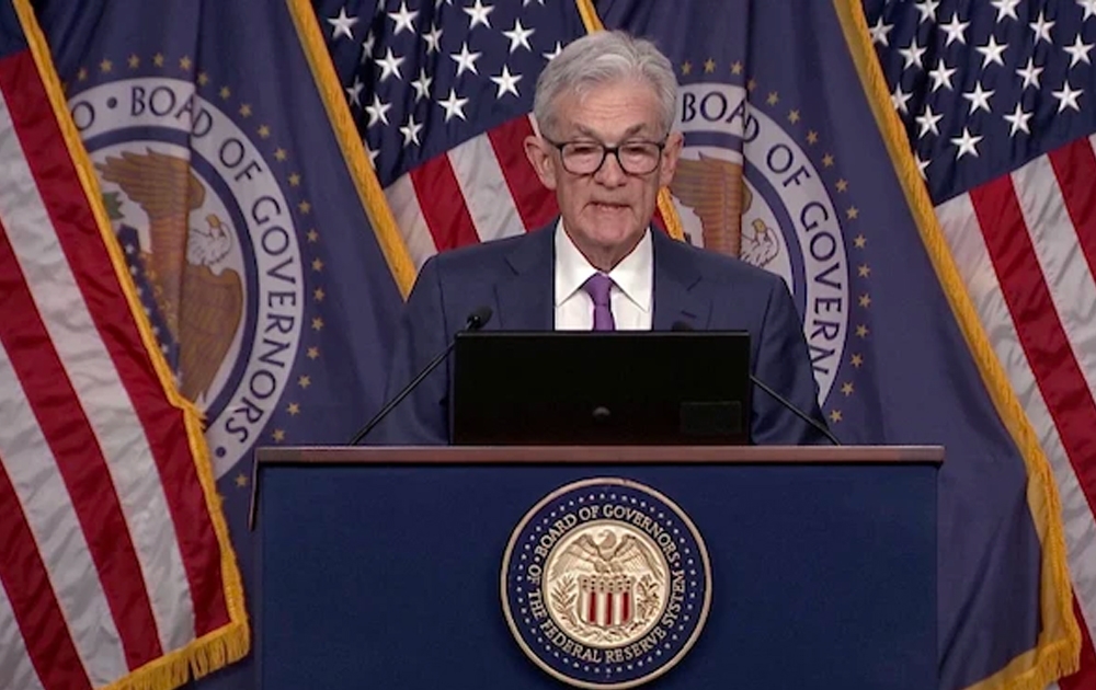 Chủ tịch Fed Jerome Powell phát biểu sau cuộc họp chính sách hôm 1/5/2024. Ảnh cắt từ clip của Reuters