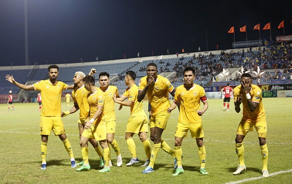 CLB Quảng Nam ăn mừng chiến thắng trước nhà đương kim vô địch V-League - Ảnh: VIẾT ĐỊNH