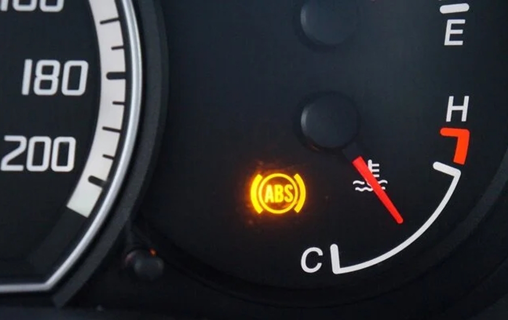 Lái xe không nên quá lo lắng khi phanh ABS bật sáng. (Ảnh minh họa).