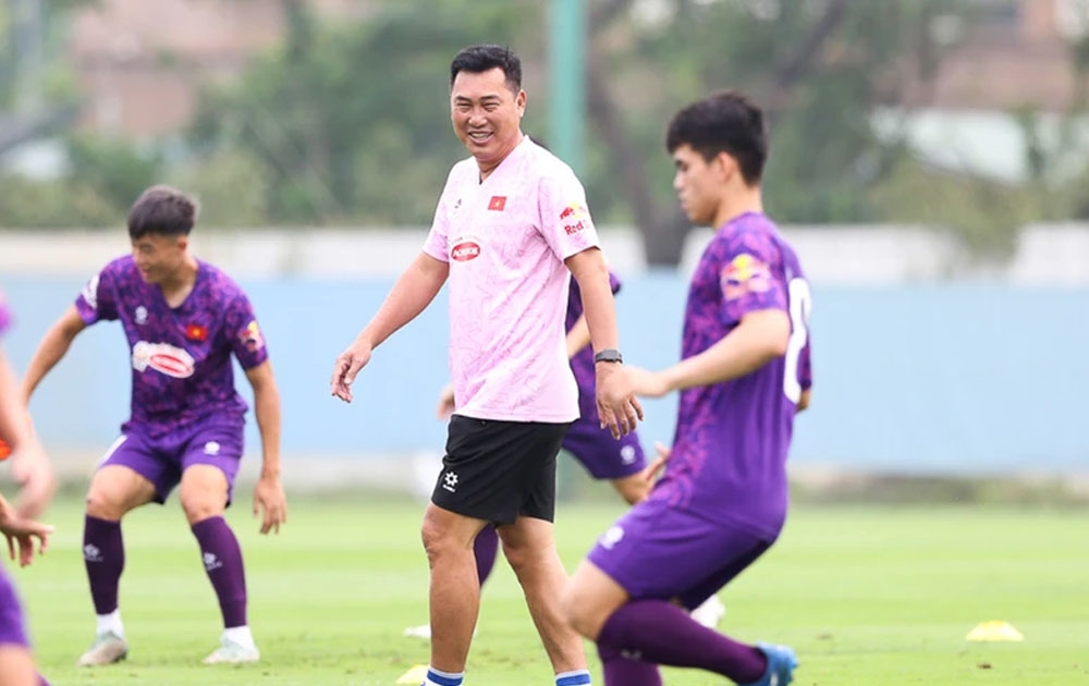 Huấn luyện viên Hứa Hiền Vinh trong Ban huấn luyện đội tuyển U23 Việt Nam tham dự Vòng chung kết U23 châu Á 2024 vừa qua. (Ảnh: VFF)