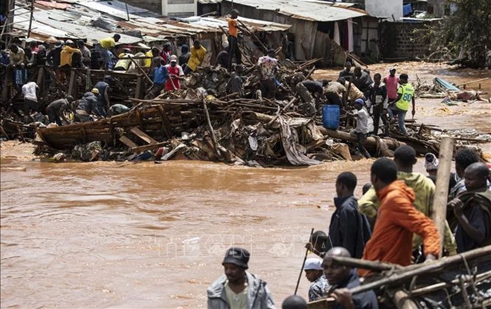 Cảnh ngập lụt sau những trận mưa lớn tại Nairobi, Kenya, ngày 24/4/2024. (Ảnh: AFP/TTXVN)

