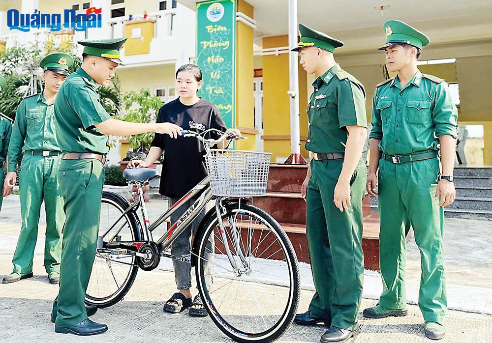 Chi đoàn Đồn Biên phòng Lý Sơn tặng xe đạp mới cho em Nguyễn Thị Mỹ Tiên.