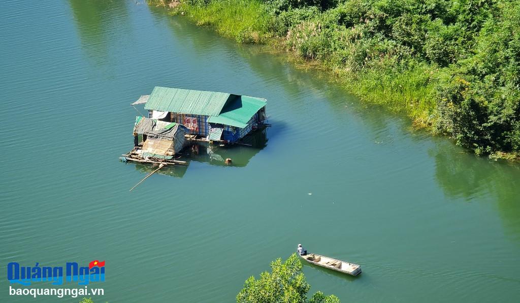Bên cạnh vai trò phục vụ thủy điện, điều tiết nước, hồ Tà Đùng còn tạo điều kiện phát triển kinh tế của tỉnh Đắk Nông thông qua phát triển du lịch và phát triển nông ngư nghiệp
