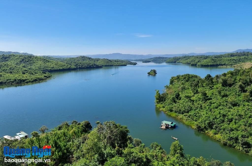 Hồ Tà Đùng còn có tên gọi khác là hồ chứa thủy điện Đồng Nai 3, thuộc địa phận của 2 xã Đắk Plao và Đắk Som, huyện Đắk Glong (Đắk Nông). Ban đầu, hồ vốn là một thung lũng ven chân núi Tà Đùng, sau đó do quá trình xây dựng các dự án thủy điện, chặn dòng chảy mà thung lũng này trở thành một lòng hồ có diện tích mặt nước hơn 3.600 ha.