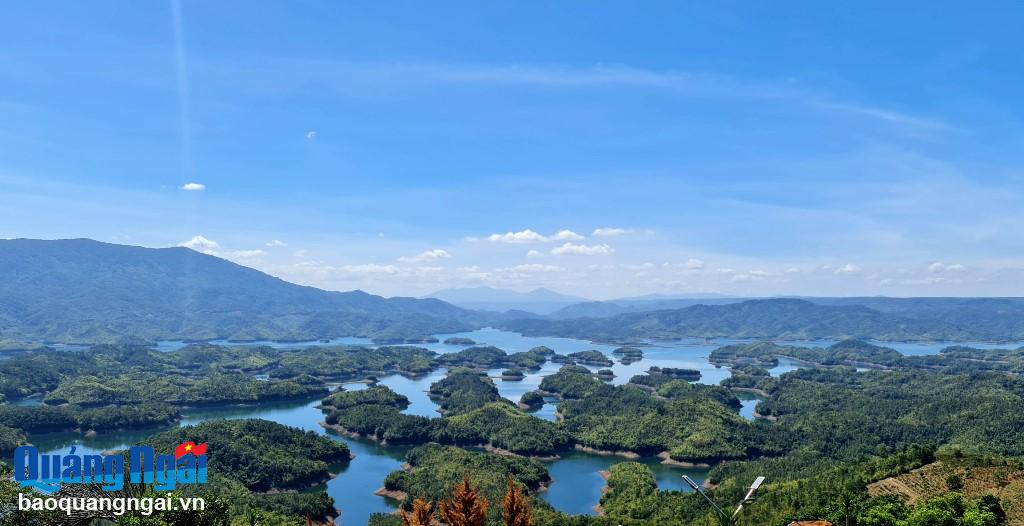 Hồ Tà Đùng nằm trong Công viên địa chất Đắk Nông được UNESCO công nhận là Công viên địa chất toàn cầu vào tháng 7/2020, thuộc Khu Bảo tồn thiên nhiên Tà Đùng.