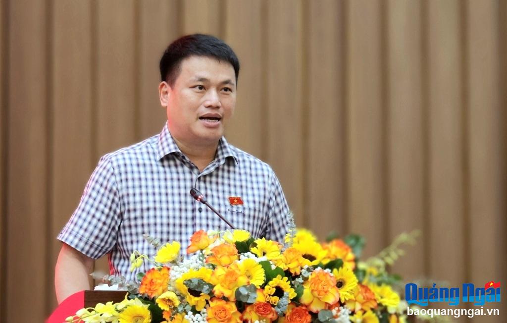 Phó Bí thư Thường trực Tỉnh ủy, Trưởng Đoàn ĐBQH tỉnh Đặng Ngọc Huy phát biểu tại buổi tiếp xúc cử tri.