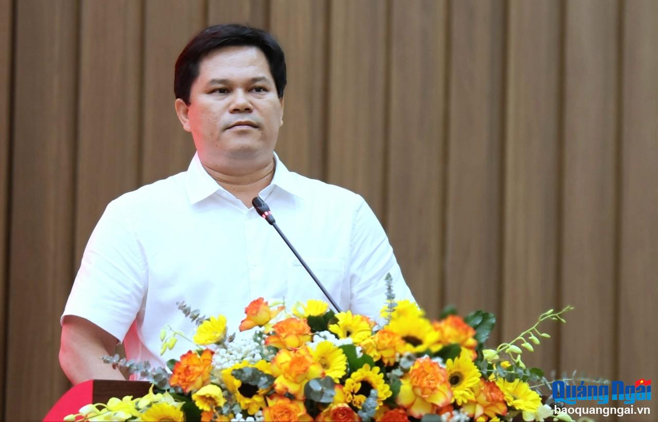 Phó Chủ tịch UBND tỉnh Trần Phước Hiền trao đổi tại buổi tiếp xúc.