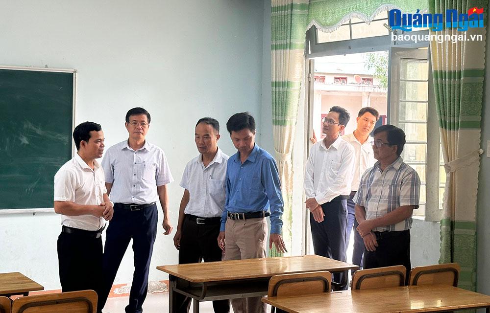 Đoàn giám sát của Ban Dân tộc HĐND tỉnh giám sát cơ sở vật chất tại Trường PTDT nội trú THCS Tây Trà .